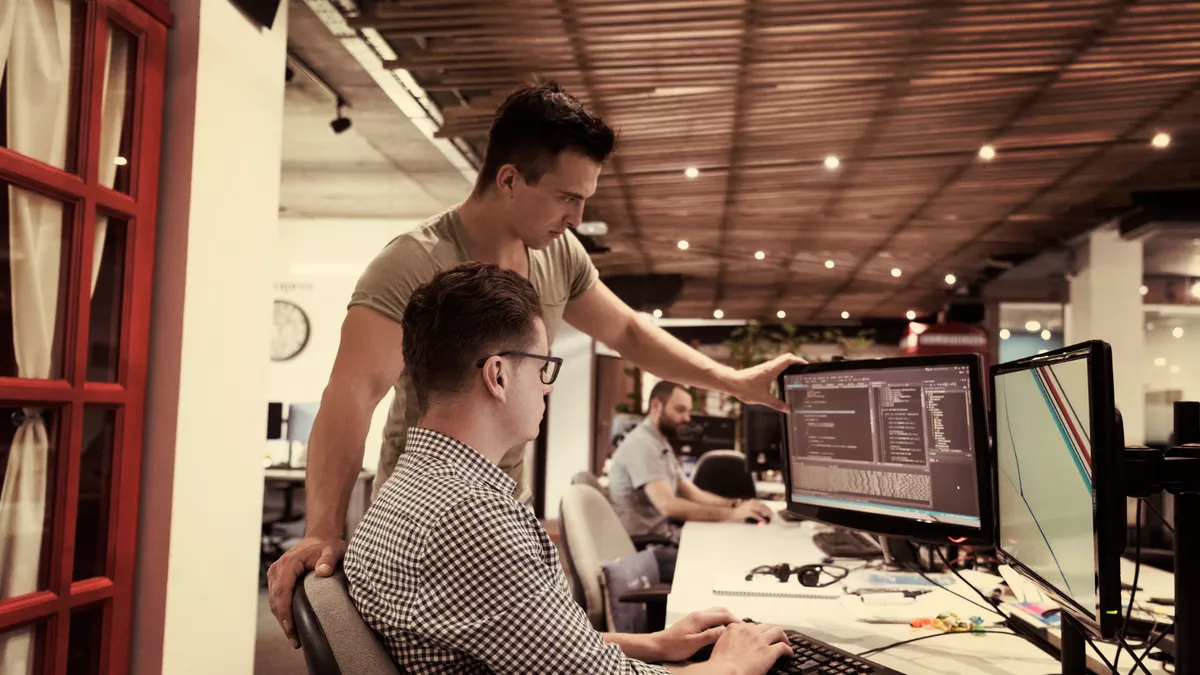 Software Engineer bei der Arbeit.