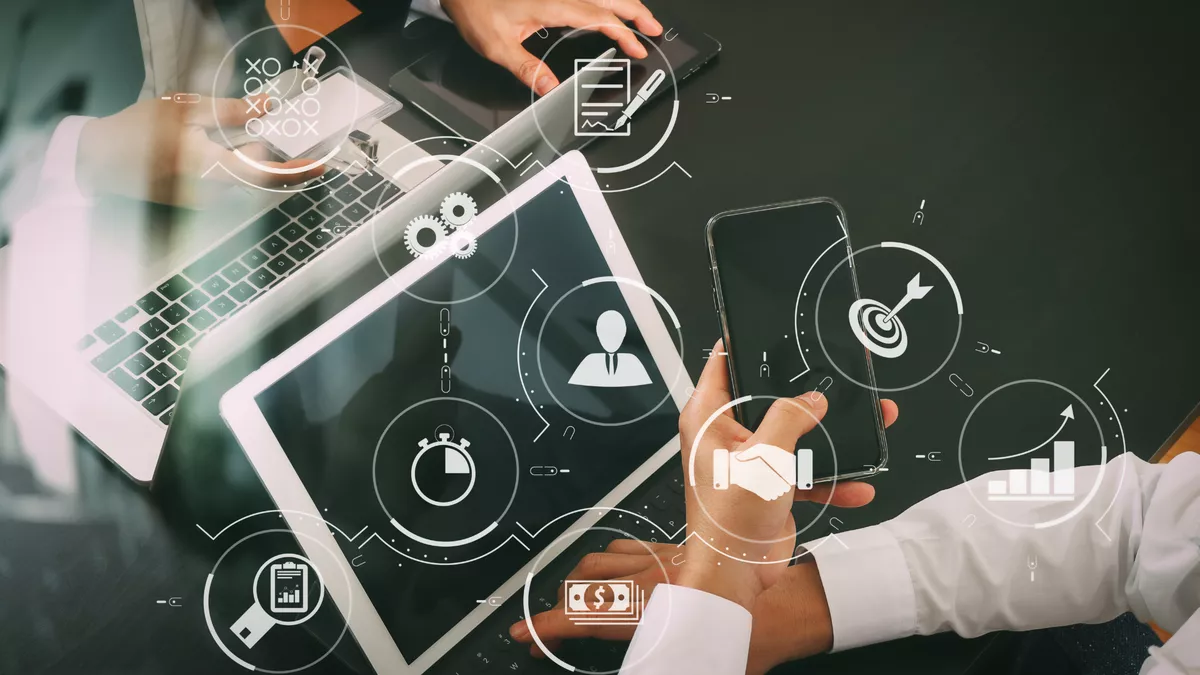 Dualer Student Digital Business Management bei der Arbeit