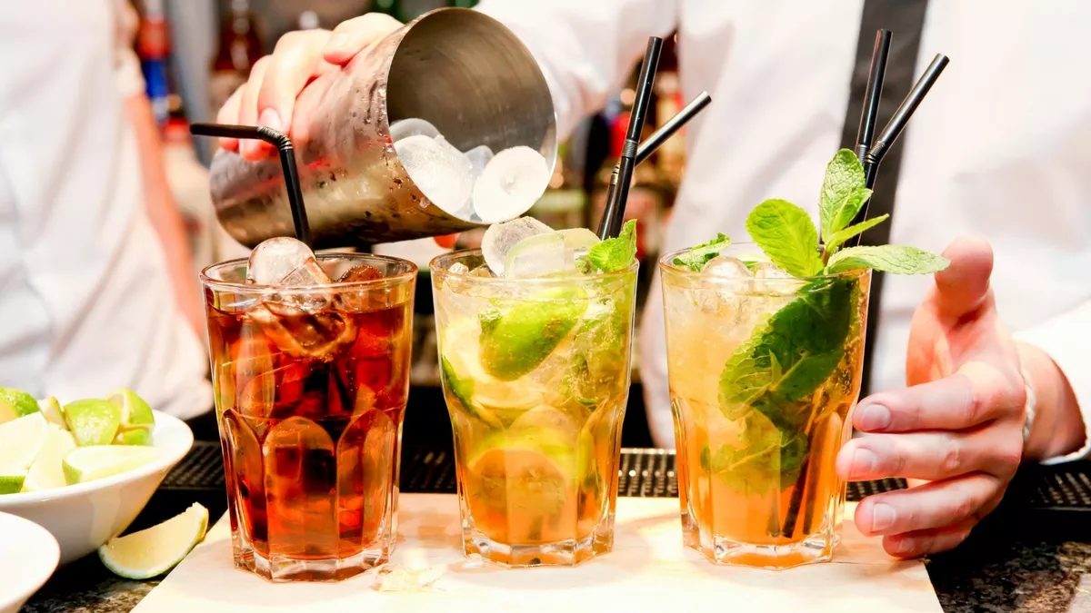Barkeeper zaubern die leckersten Cocktailkreationen