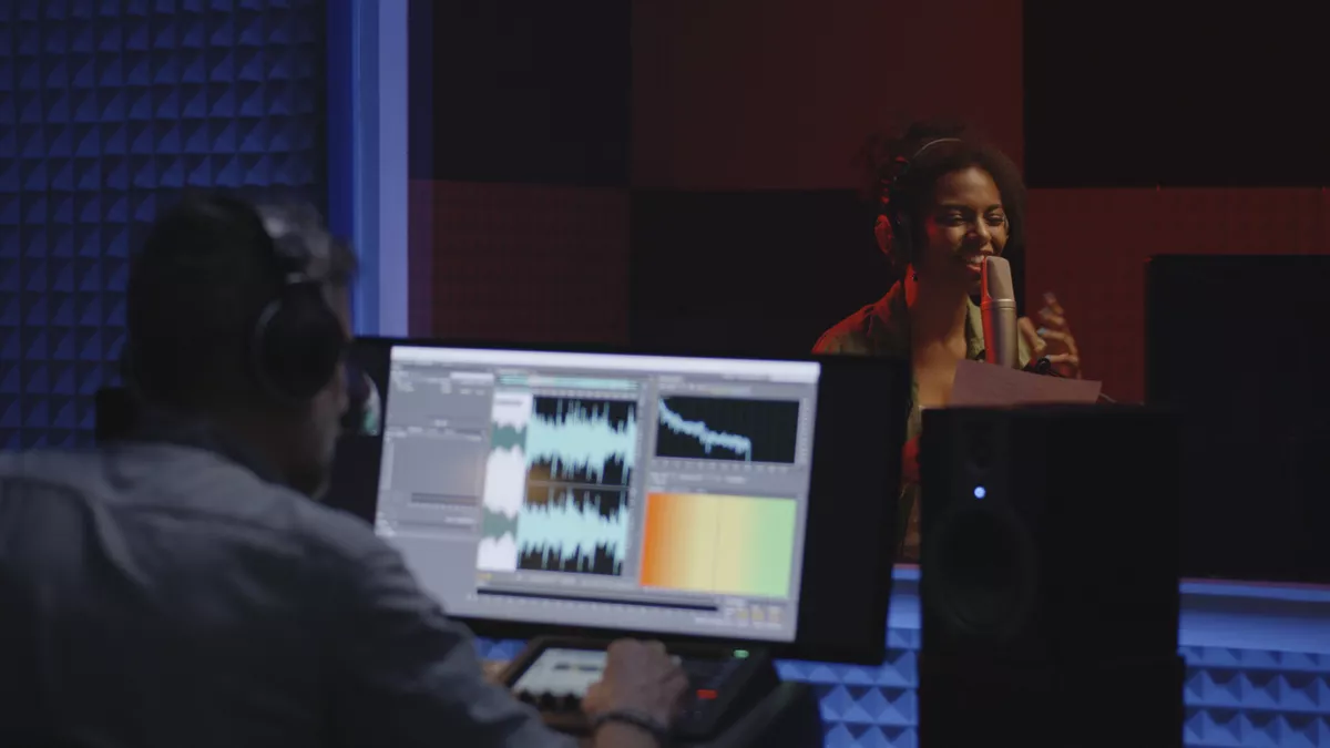 Synchronsprecherin bei der Arbeit im Studio