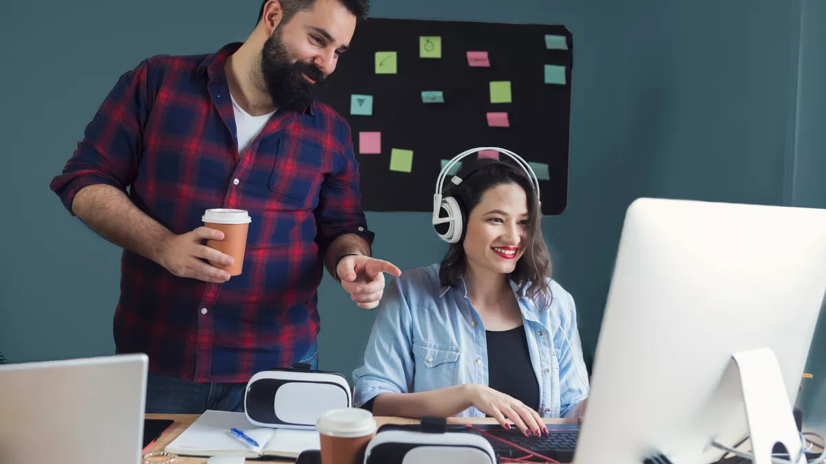 Game Developer bei der Arbeit