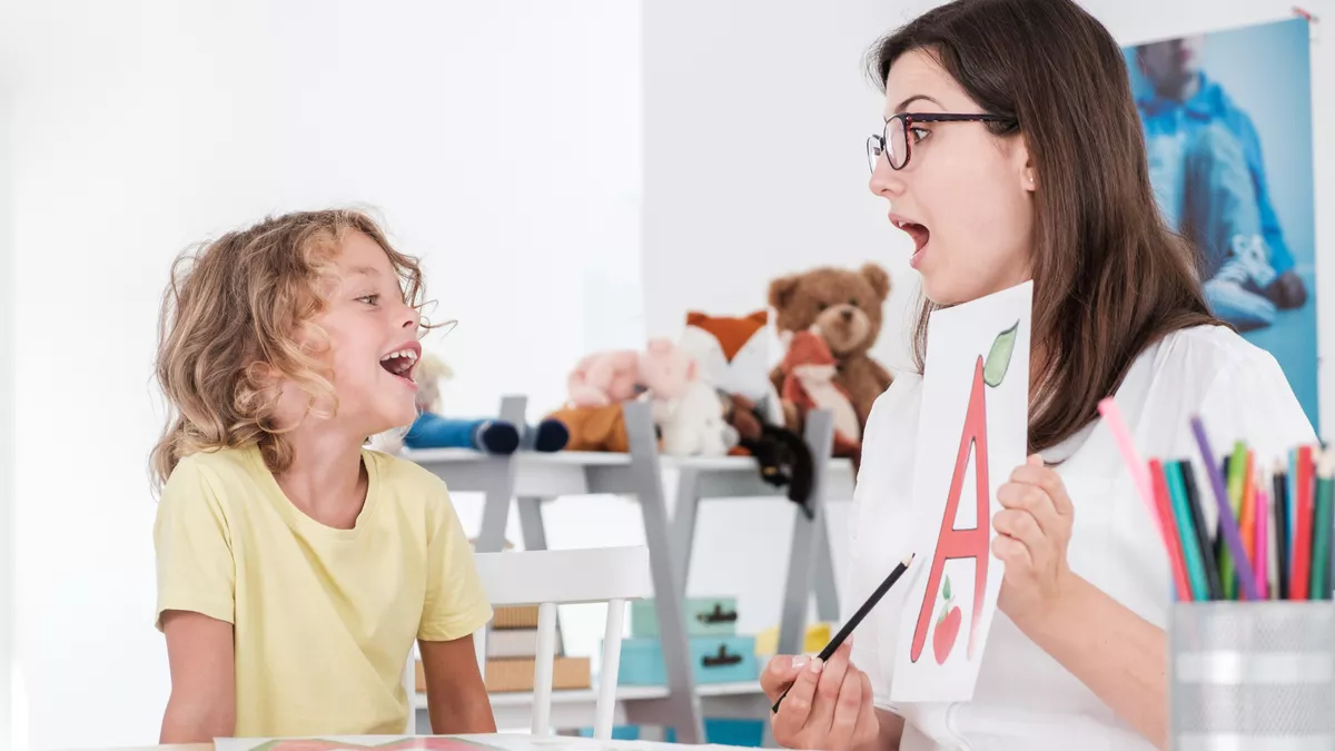 Logopädin bei der Arbeit