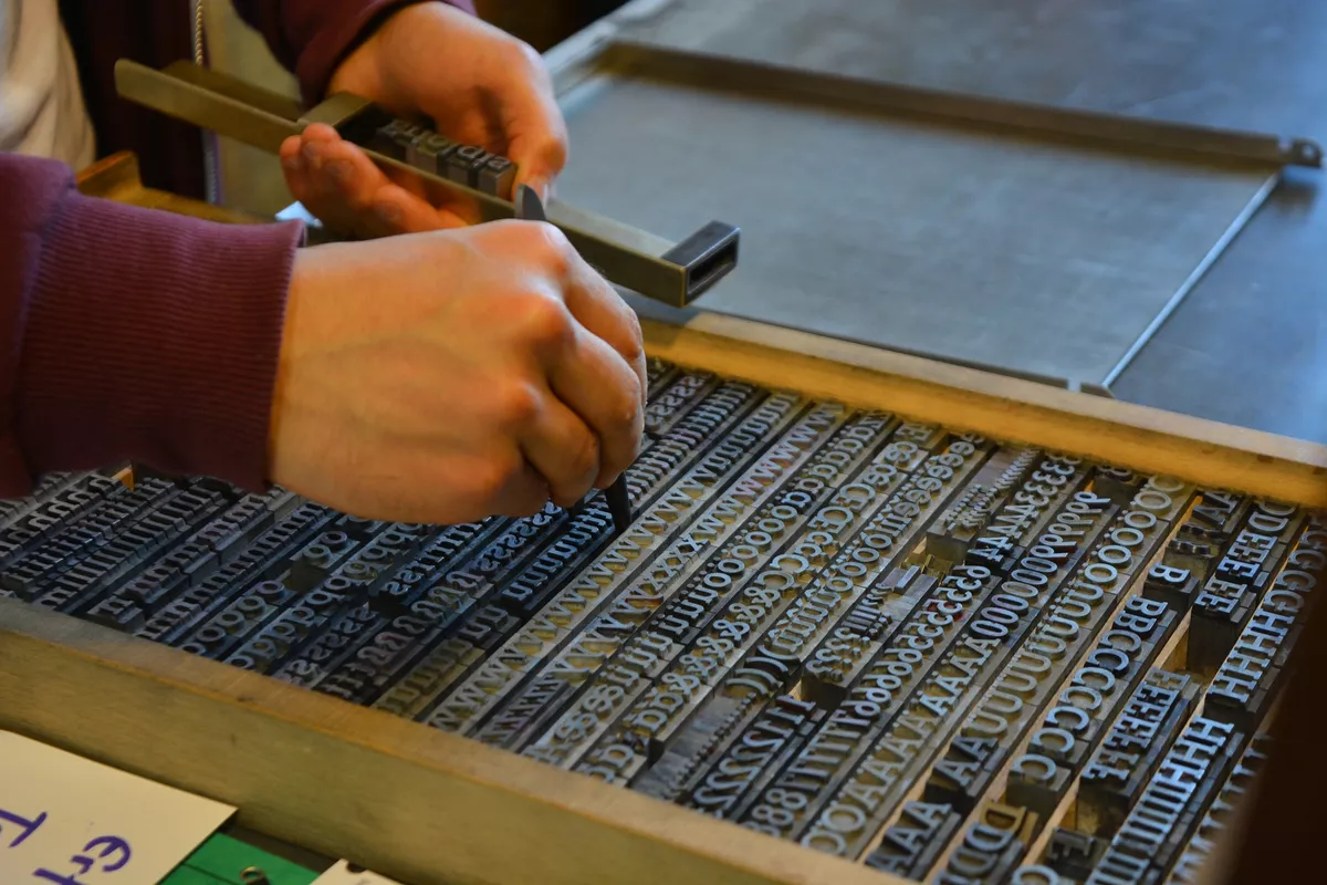 Farbmischung und Druckplatten.
