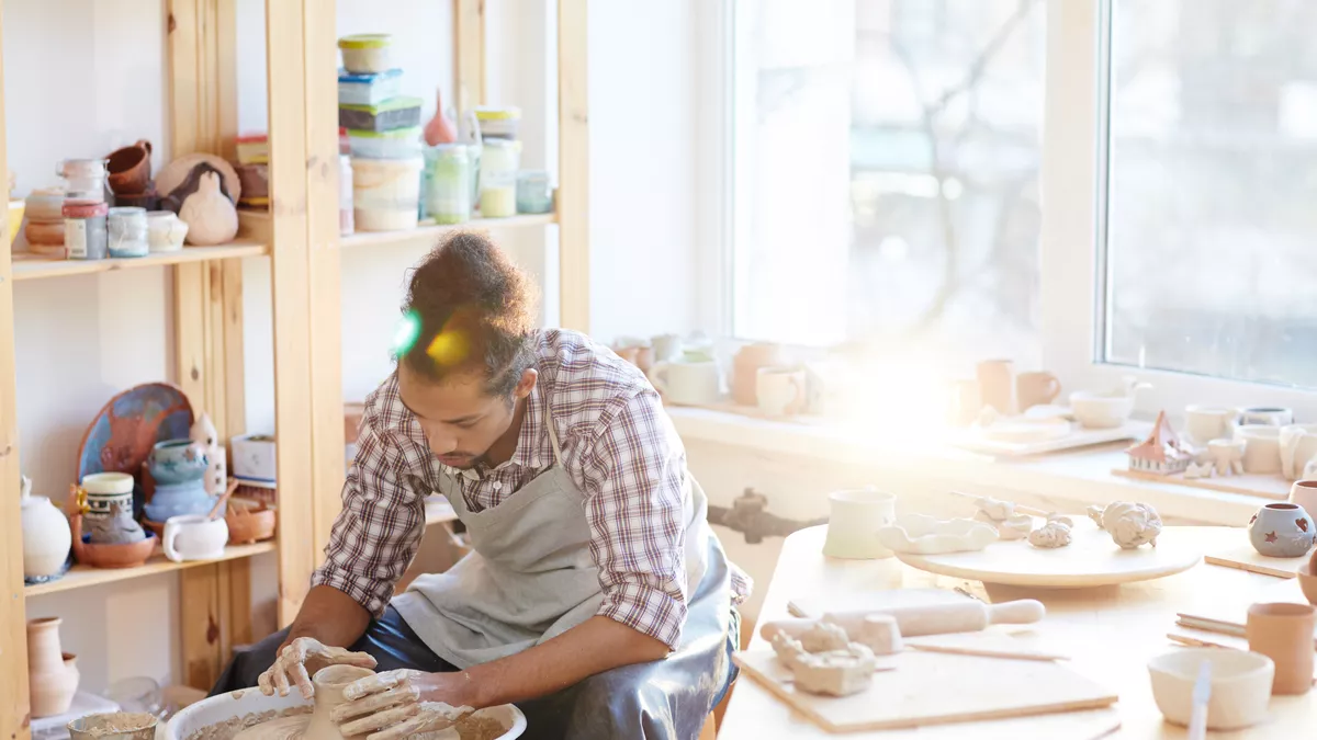 Herstellung und Veredelung von Ton oder Porzellan gehört zum Beruf