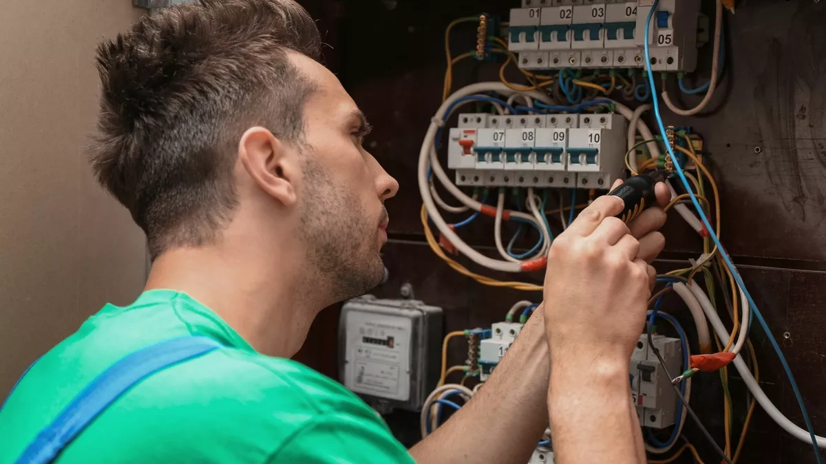 Planung und Überprüfung elektronischer Automatisierungssysteme.