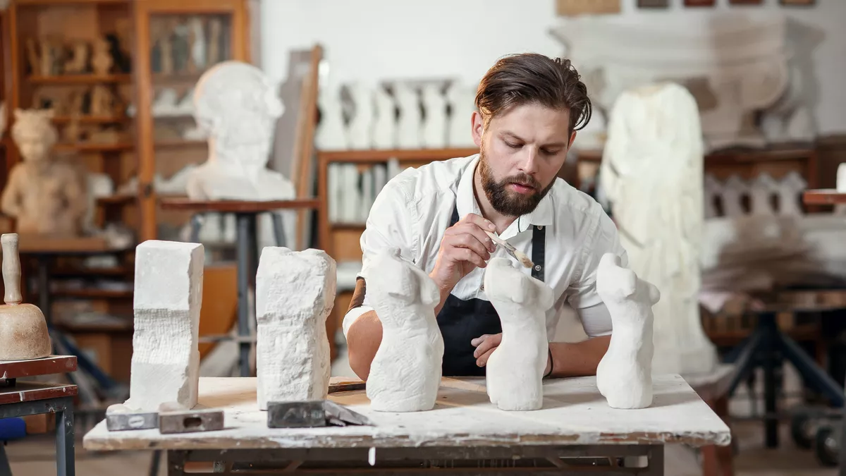 Die Gestaltung von Stein gehört zu diesem Beruf.