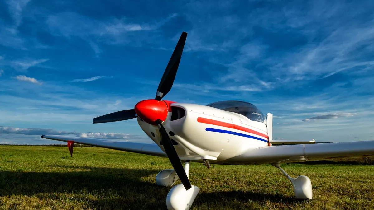 Ein kleines Motorflugzeug