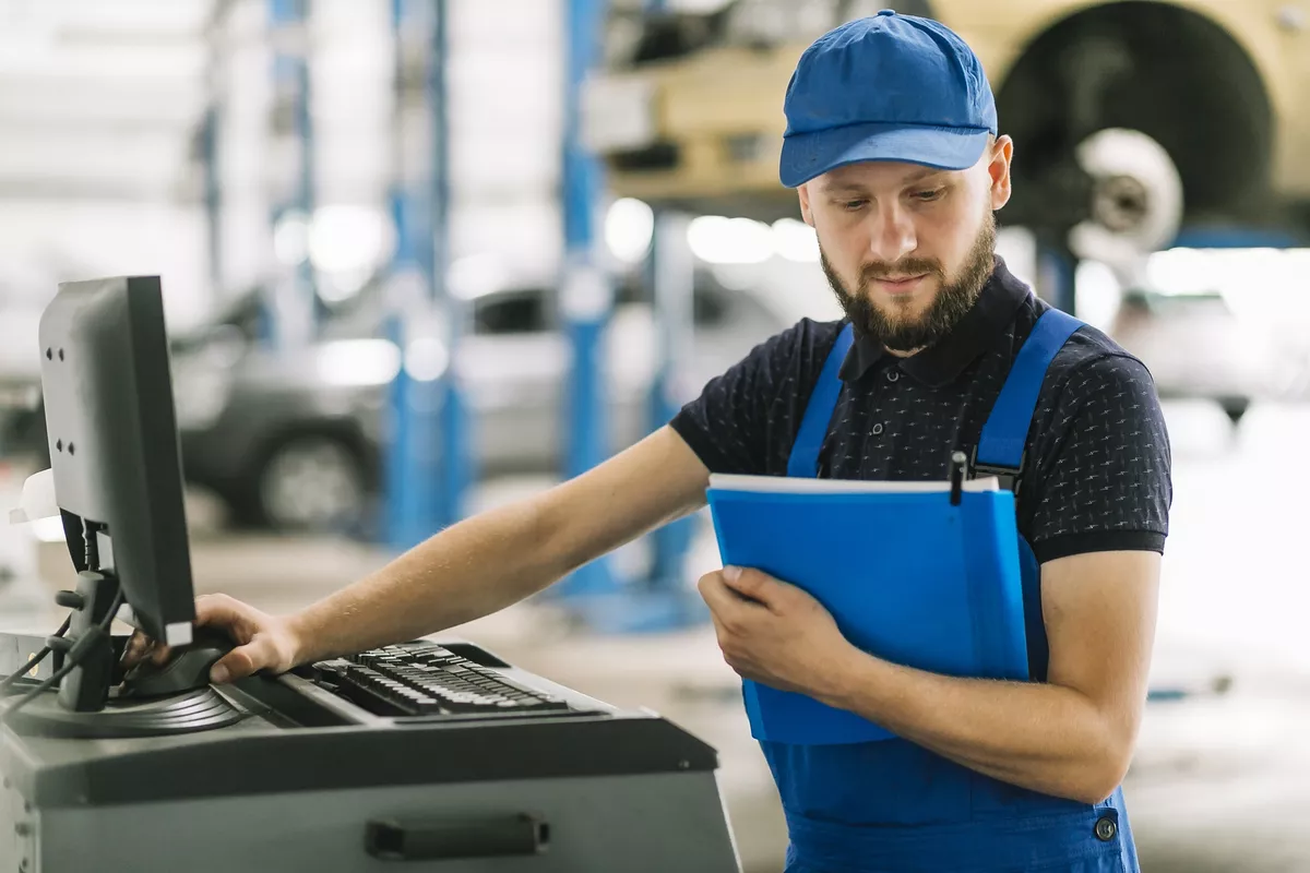 Bachelor of Engineering Fahrzeugtechnik bei der Arbeit