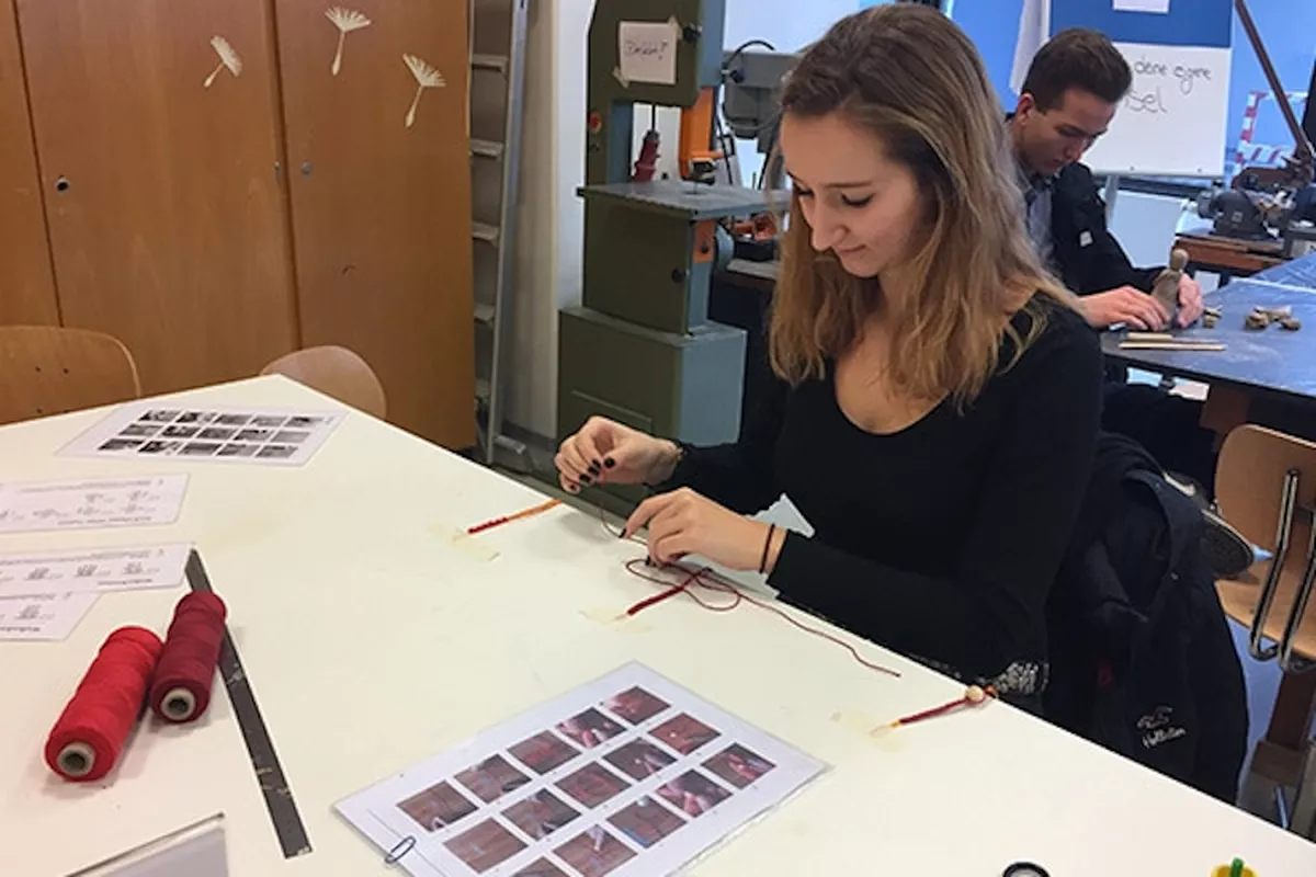 Makrametarbeiten schulen die Feinmotorik