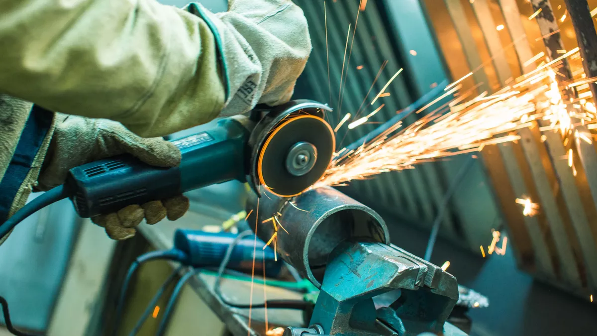 Konstruktionsmechaniker (m/w/d) bei der Arbeit.