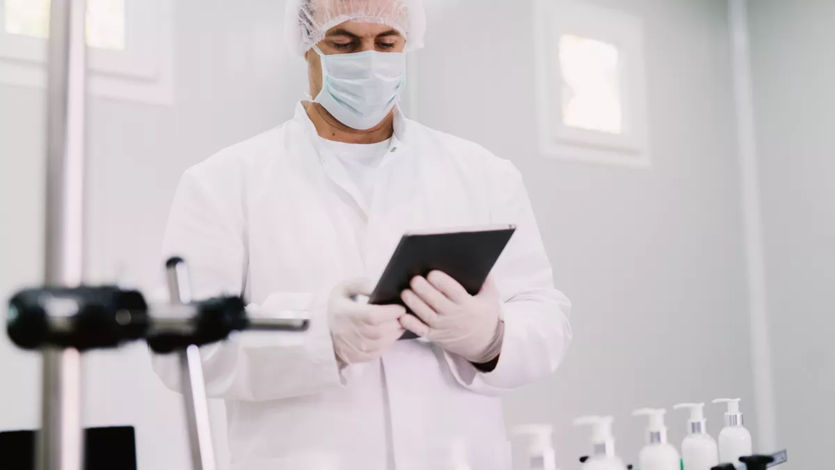 Fachkraft für Hygieneüberwachung bei der Arbeit.