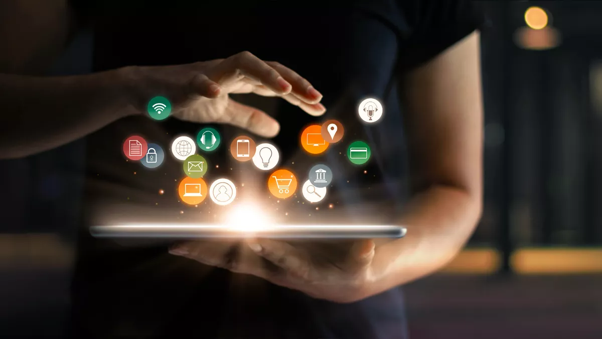 Ein Online-Marketing-Manager sorgt für den digitalen Erfolg eines Unternehmens.