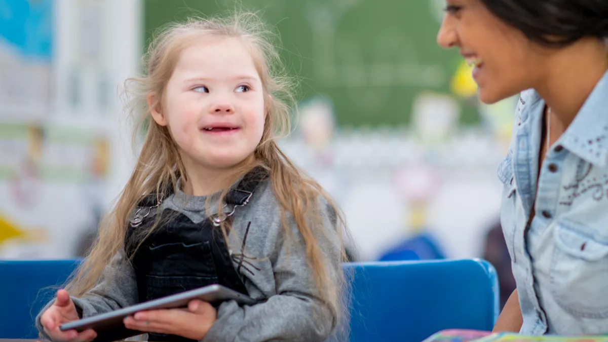 Schulbegleiterin bei der Arbeit