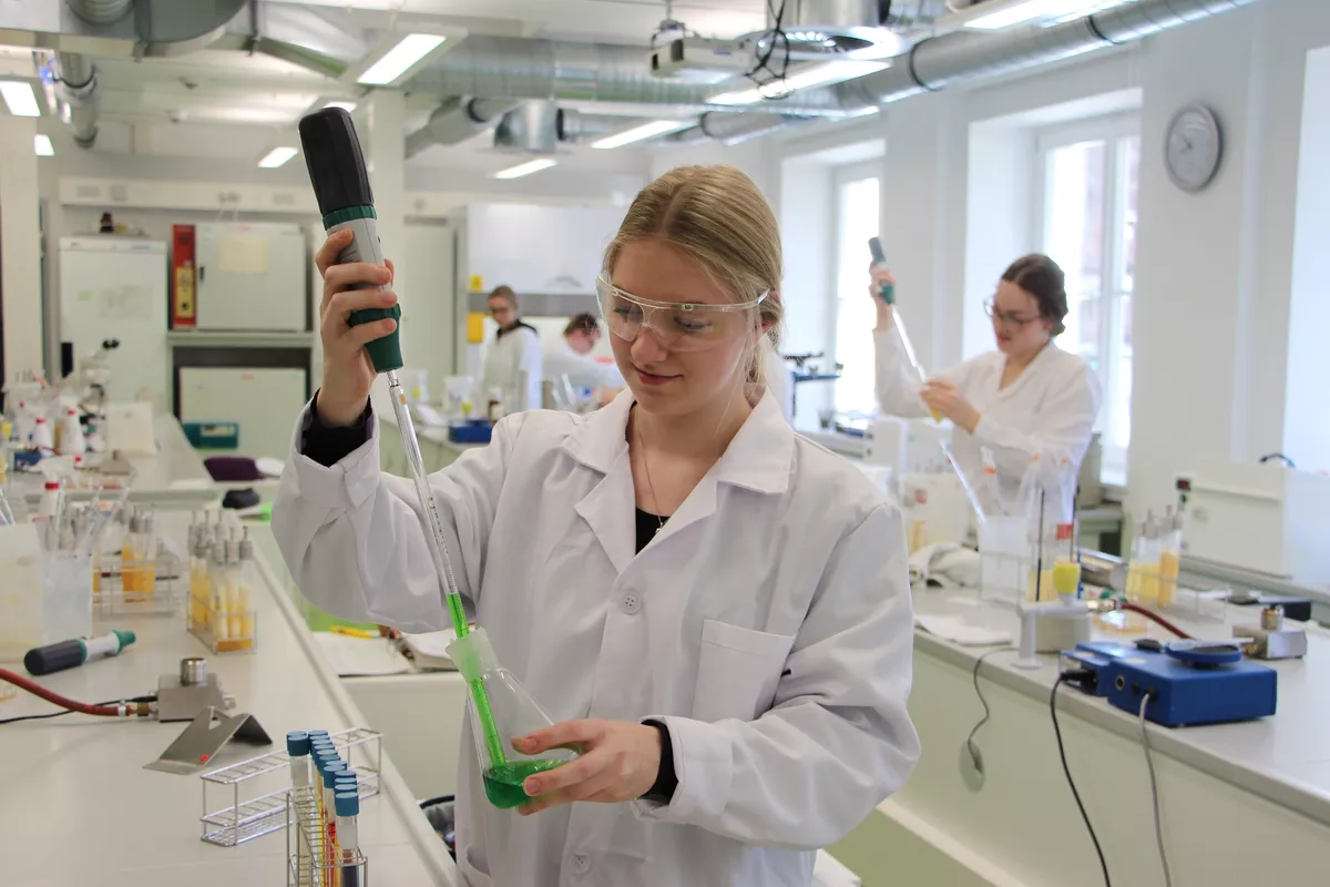 Im mikrobiologischen Labor der Laborschule Landsberg