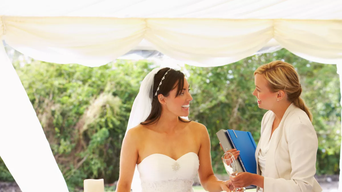 Hochzeitsplanerin m Gespräch mit der Braut.