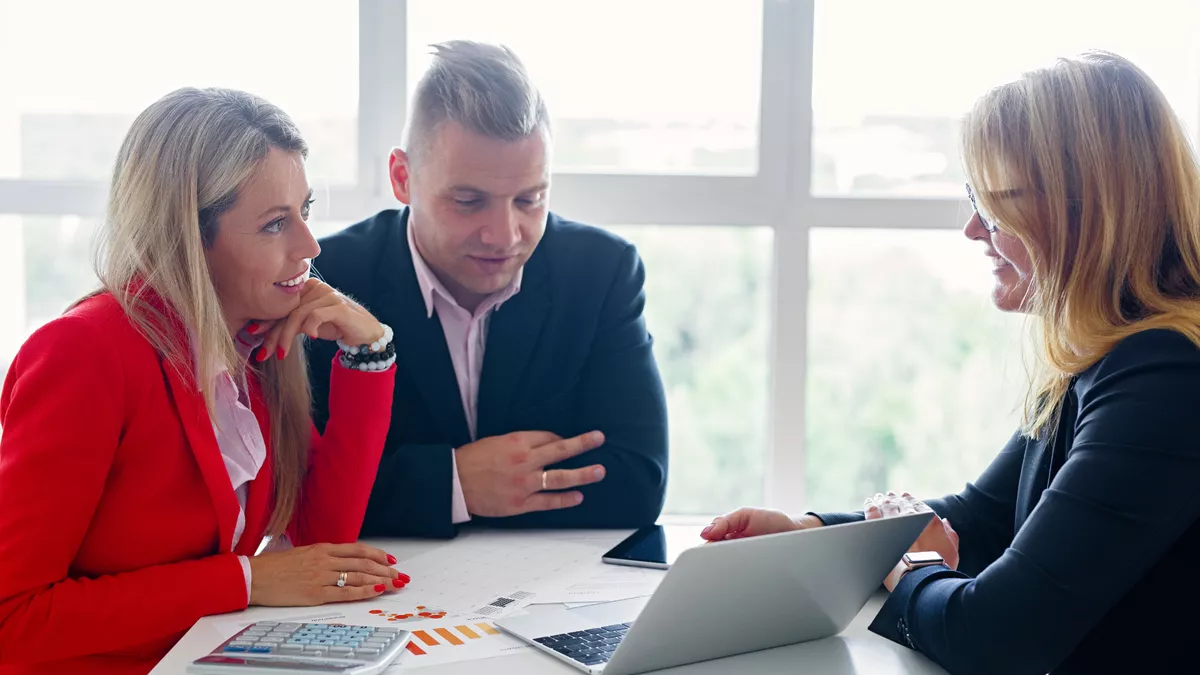 Finanzberaterin bei der Arbeit.