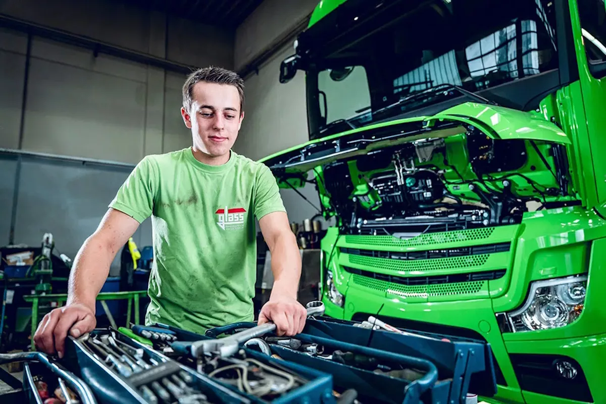 glass-bau_ausbildung-land-und-baumaschienenmechatroniker_karriere