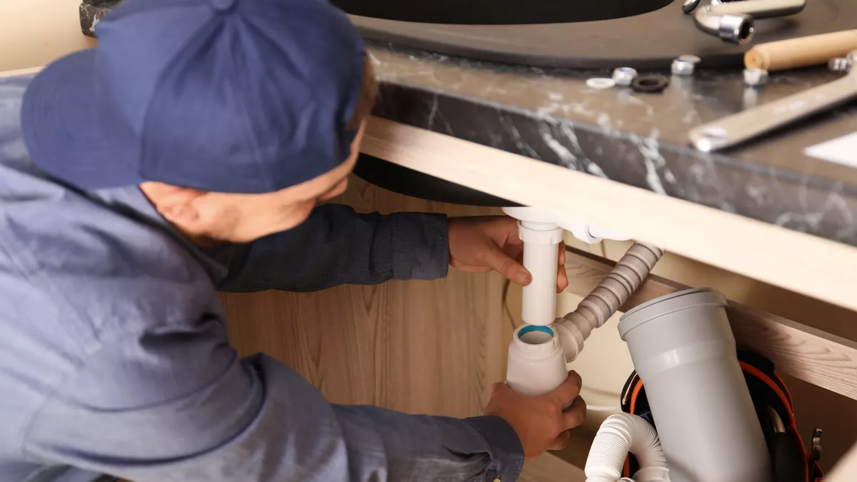 Entwässerungstechnologe bei der Arbeit