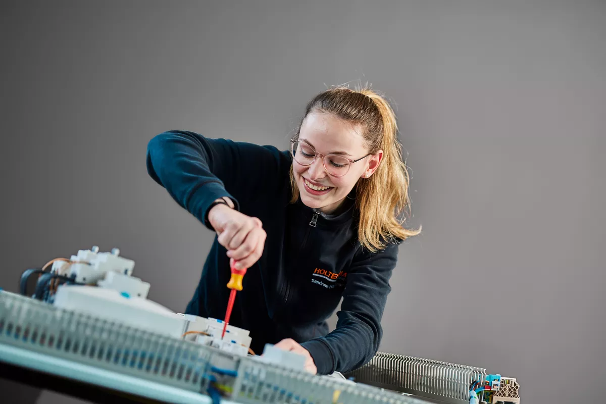 Elektronikerin bei der Schaltschrankverdrahtung