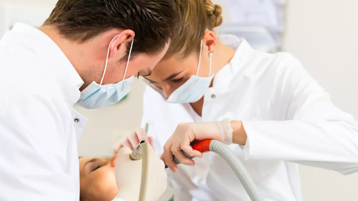Zahnarztassistent bei der Arbeit.