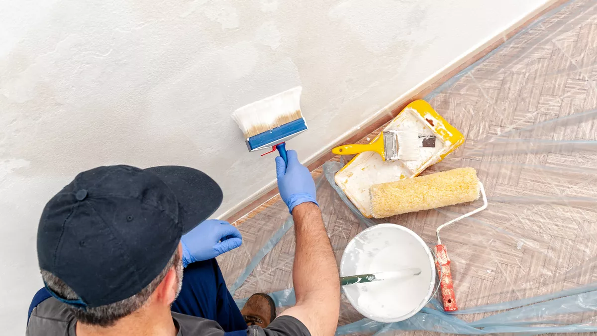 Maler und Beschichtungstechniker bei der Arbeit