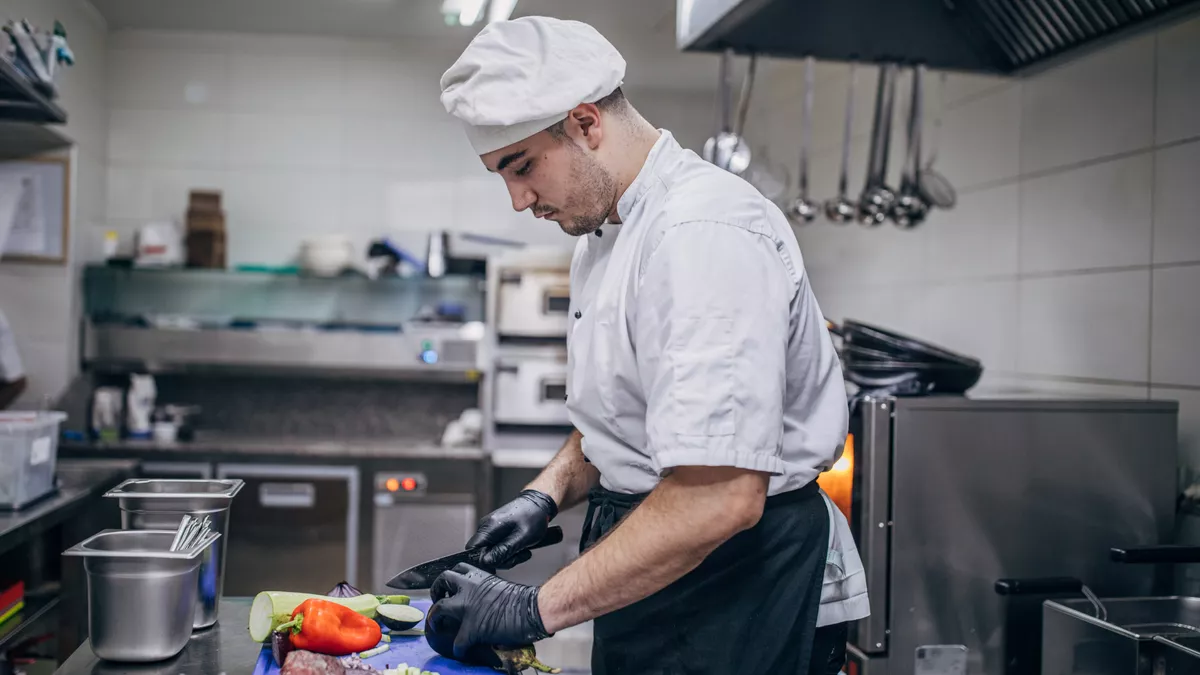 Fachkraft Küche bei der Arbeit