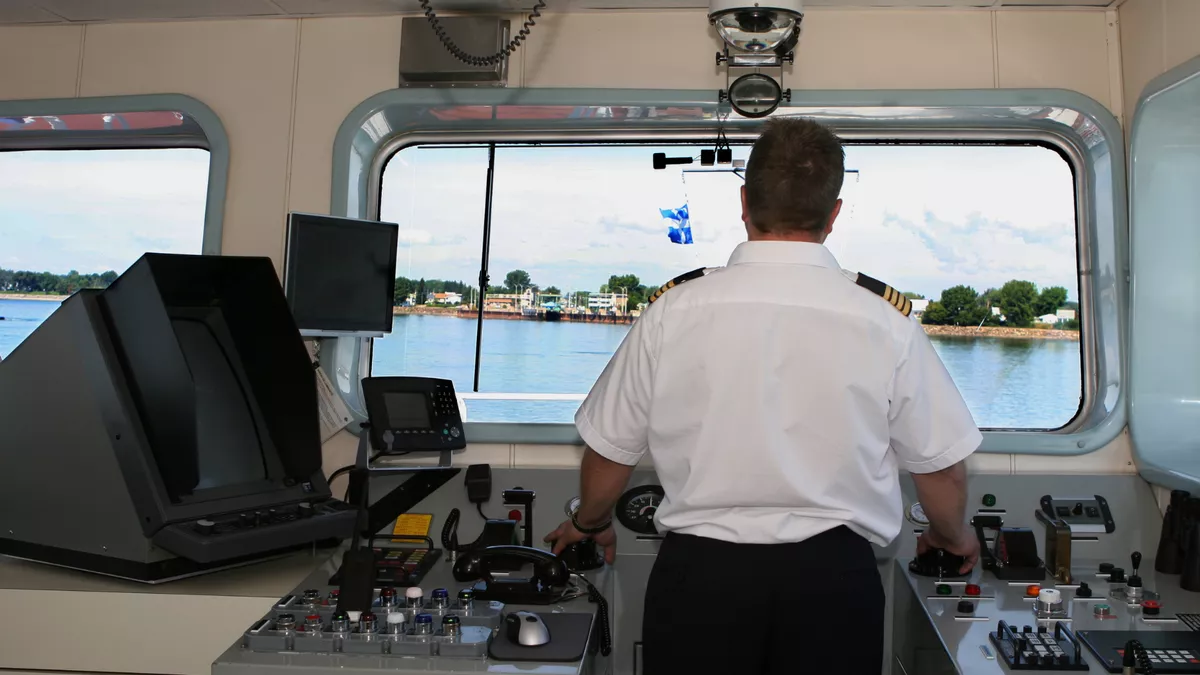 Schifffahrtskapitän bei der Arbeit