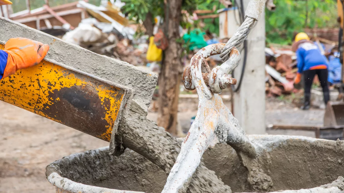 Fachmann für Transportbetontechnik bei der Arbeit