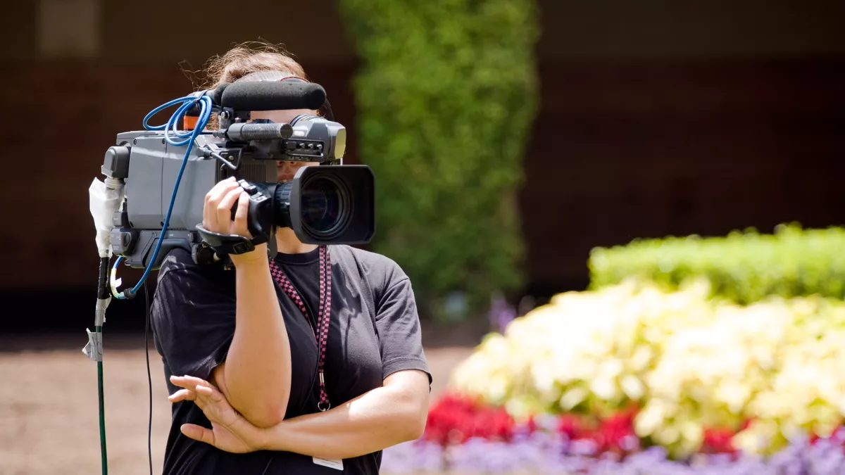 Videoproduzentin bei der Arbeit