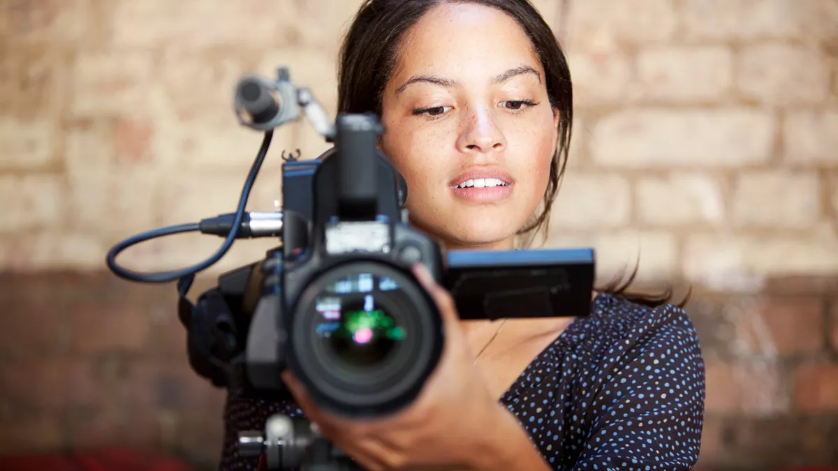 Kamerafrau bei der Arbeit