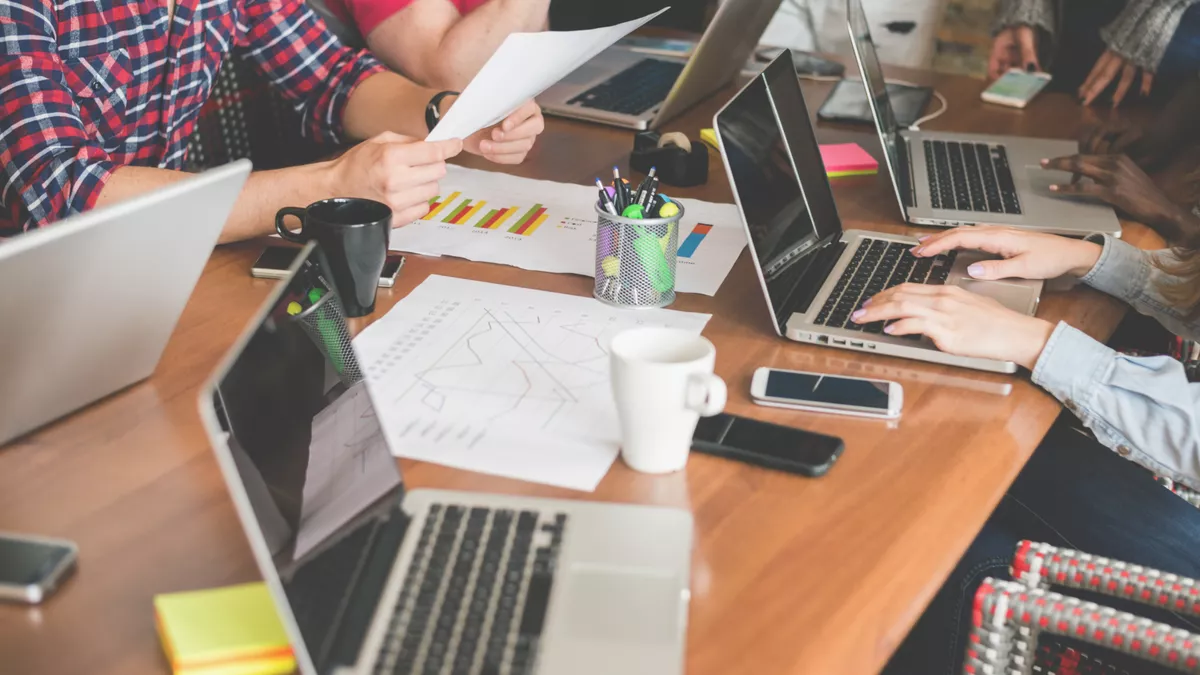 Online Redaktion bei der Arbeit