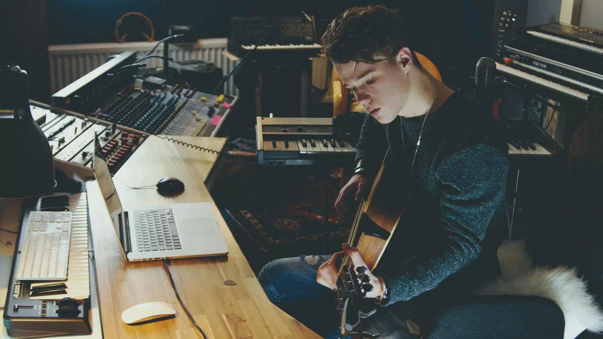 Tonmeister komponieren ihre eigenen Musikstücke.