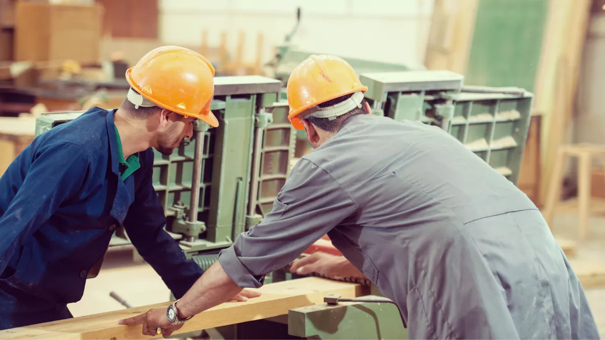 Fachmann für Holztechnik bei der Arbeit