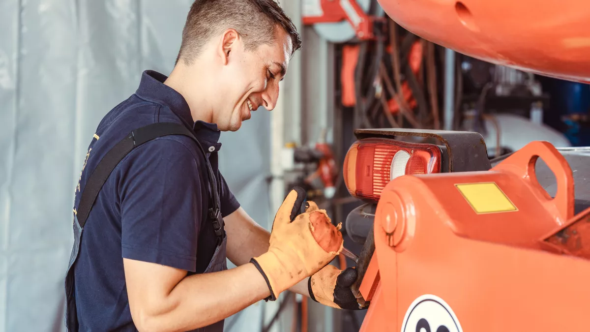 Landmaschinentechniker bei der Arbeit