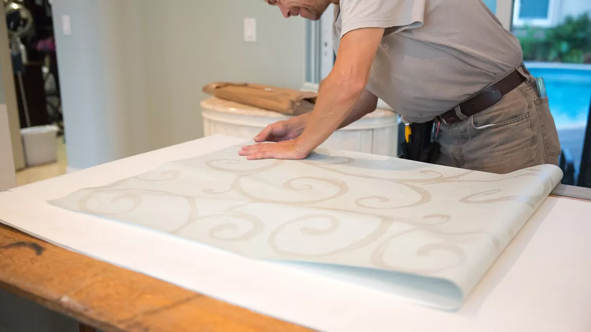 Tapezierer bei der Arbeit