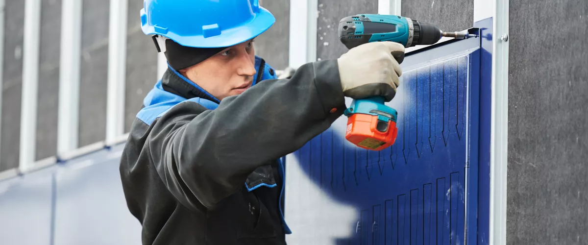 Fassadenbaupraktiker bei der Arbeit