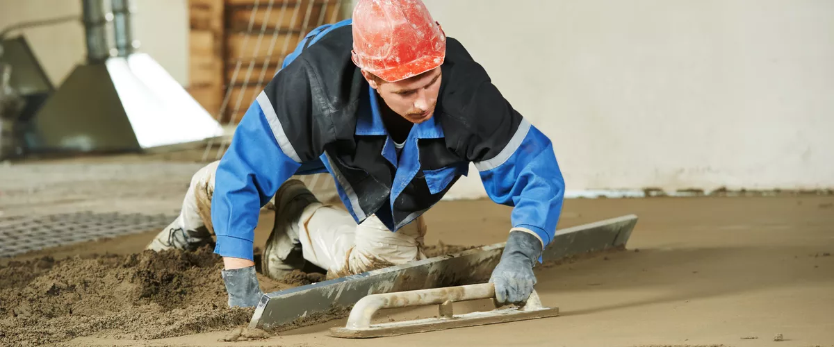 Gipserbaupraktiker bei der Arbeit