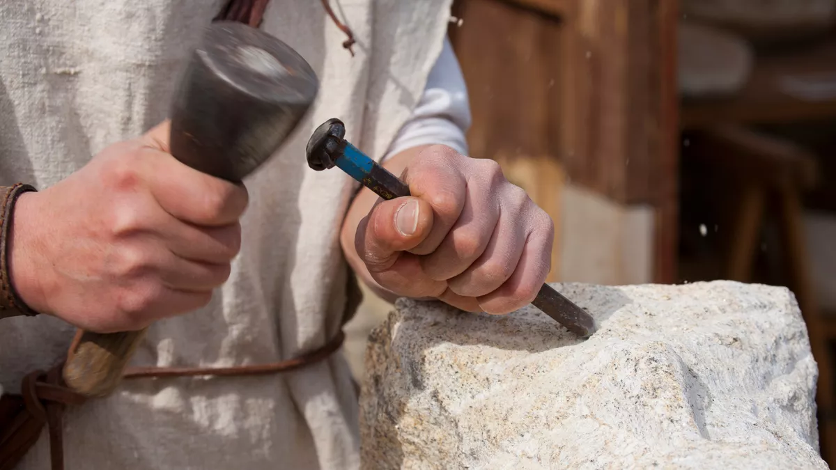 Ein Steinmetz erschafft eine Skulptur