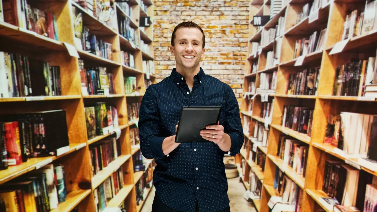 Buchhändler EFZ bei der Arbeit.