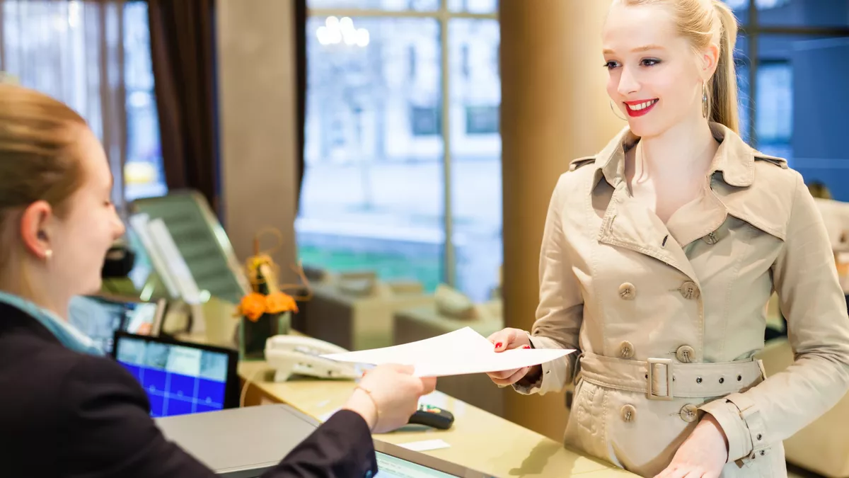 Hotel-Kommunikationsfachfrau bei der Arbeit