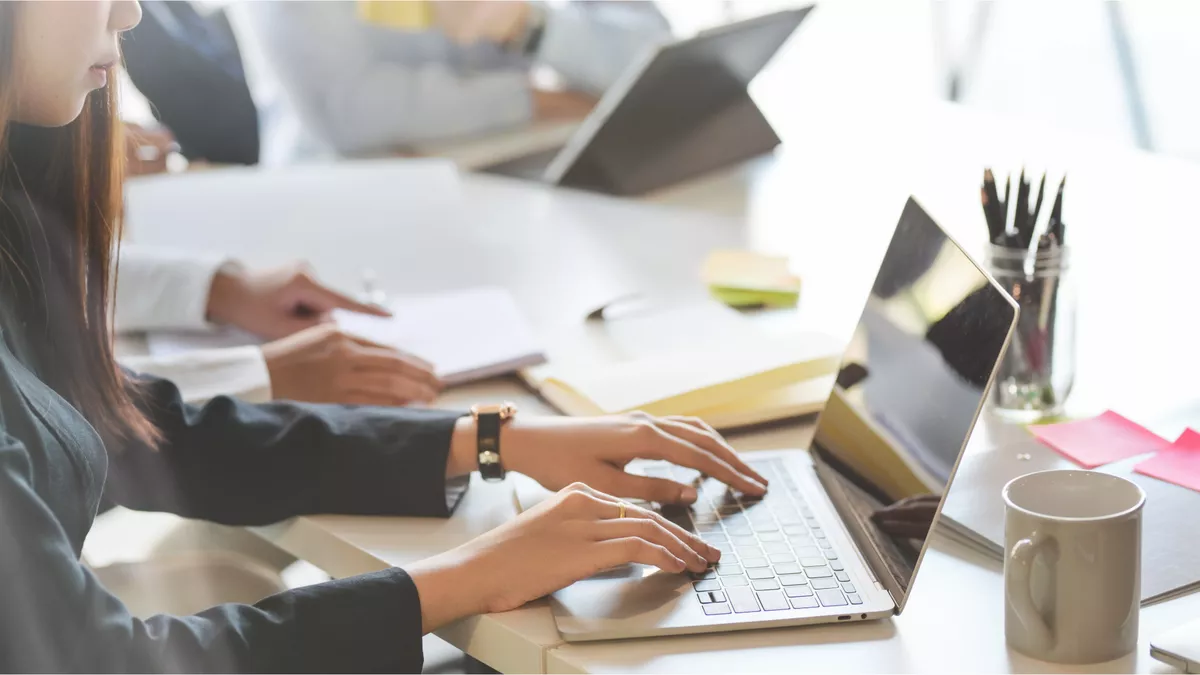 Bürofachkraft bei der Arbeit.