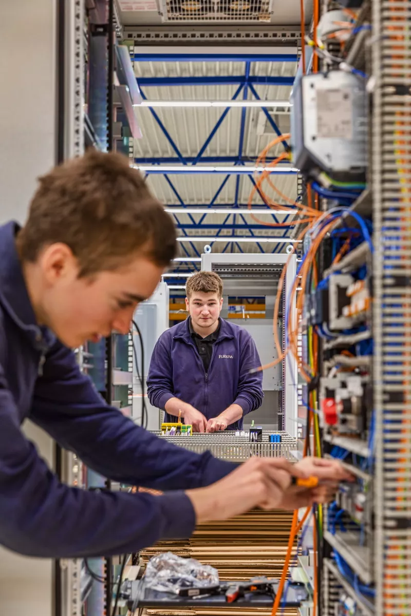 Azubi arbeitet an einem Gestell