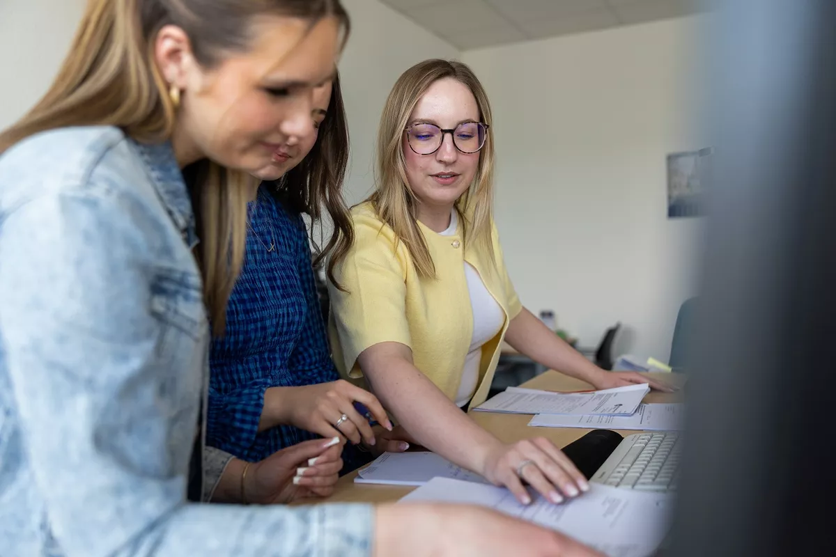 Unsere Ausbildungsbeauftragte Luisa zeigt den Auszubildenden die Bearbeitung von Gebührenbescheiden. Während deiner Ausbildung bist Du im Kundenservice eingesetzt.