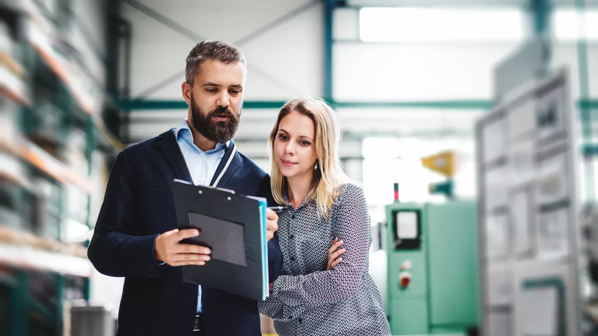 Wirtschaftsingenieure bei der Analyse.