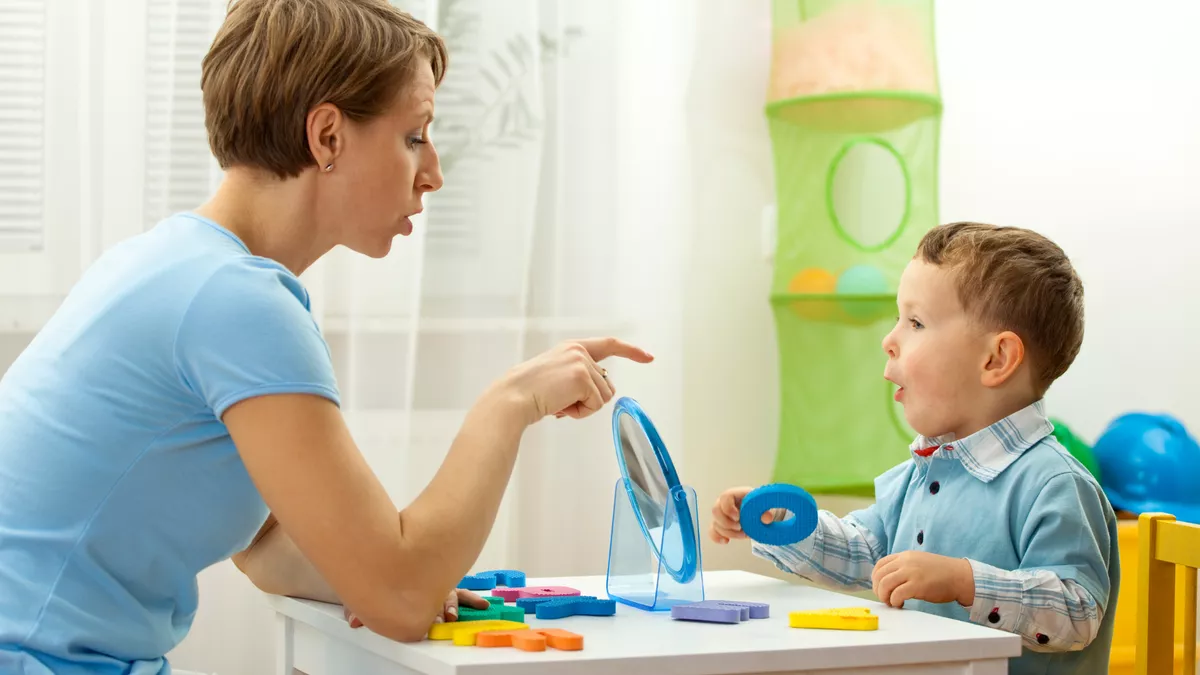 Logopädin bei der Arbeit.