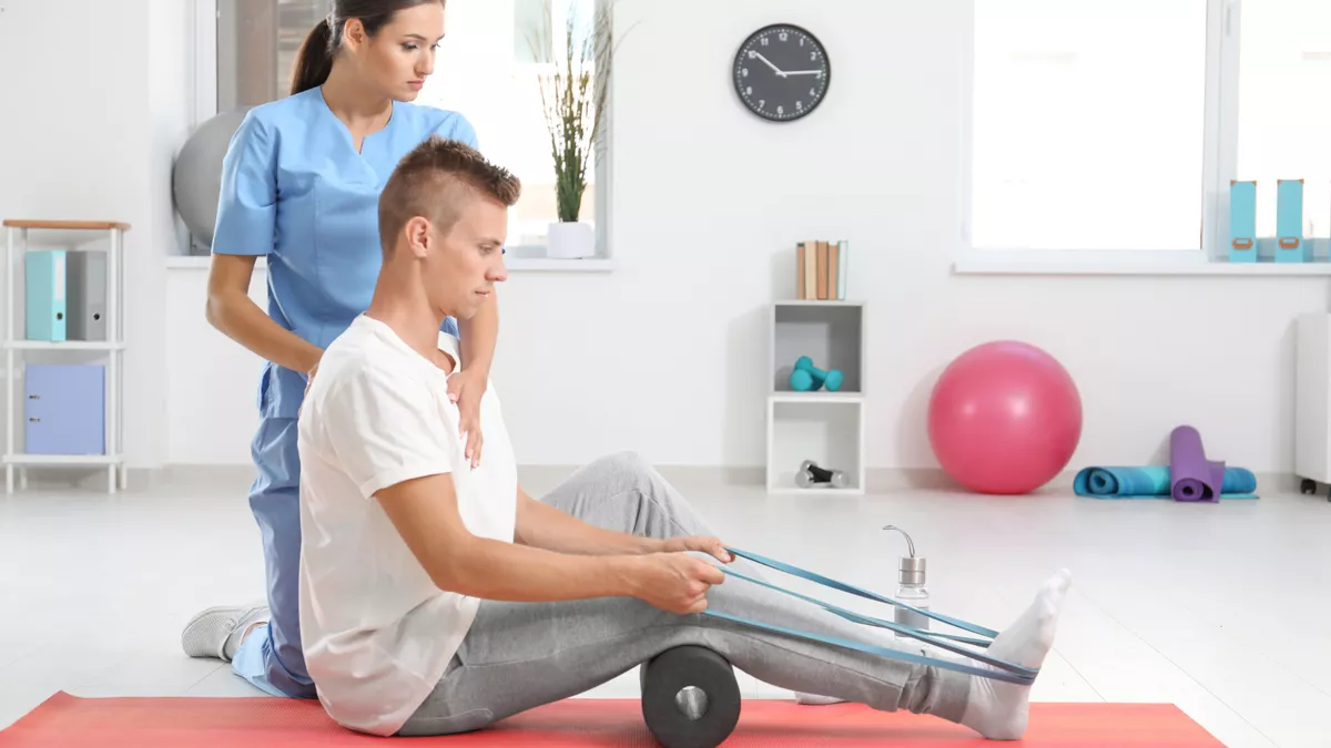 Physiotherapeutin bei der Arbeit.