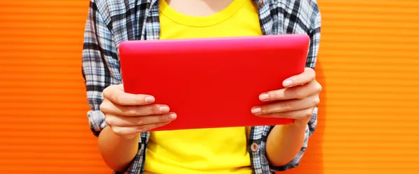 Jugendliche surfen im Schnitt mehr als 70 Stunden pro Woche im Netz