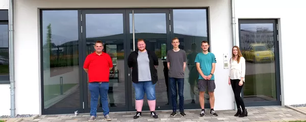Vier junge Menschen starten bei AUBI-plus in den Beruf