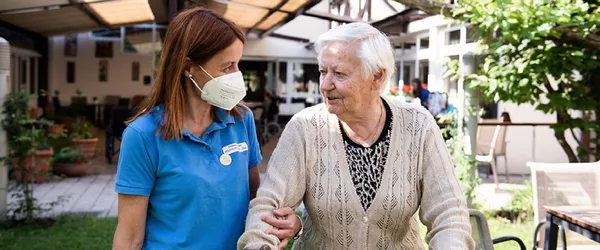 Mehr Ausbildungsplätze für Sozialbetreuerinnen und Pflegehelfer