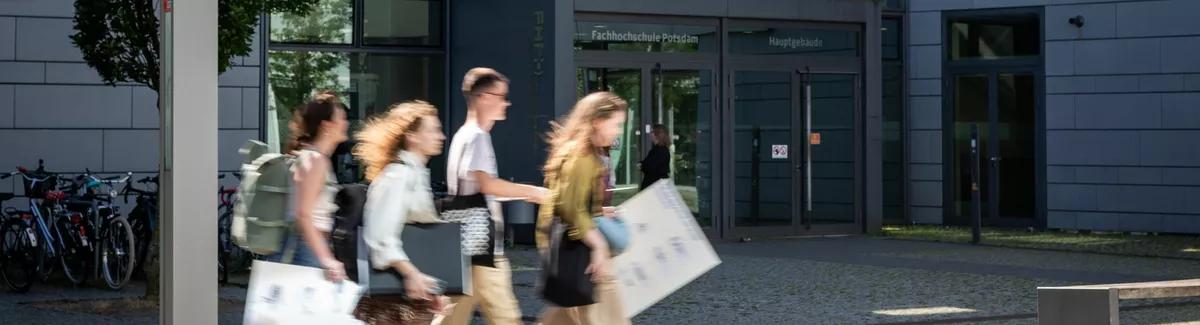 Studierende auf dem Campus der Fachhochschule Potsdam